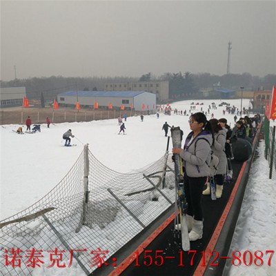 户外景区安装的爬坡输送带乘坐舒适 雪场电梯魔毯的日常维护